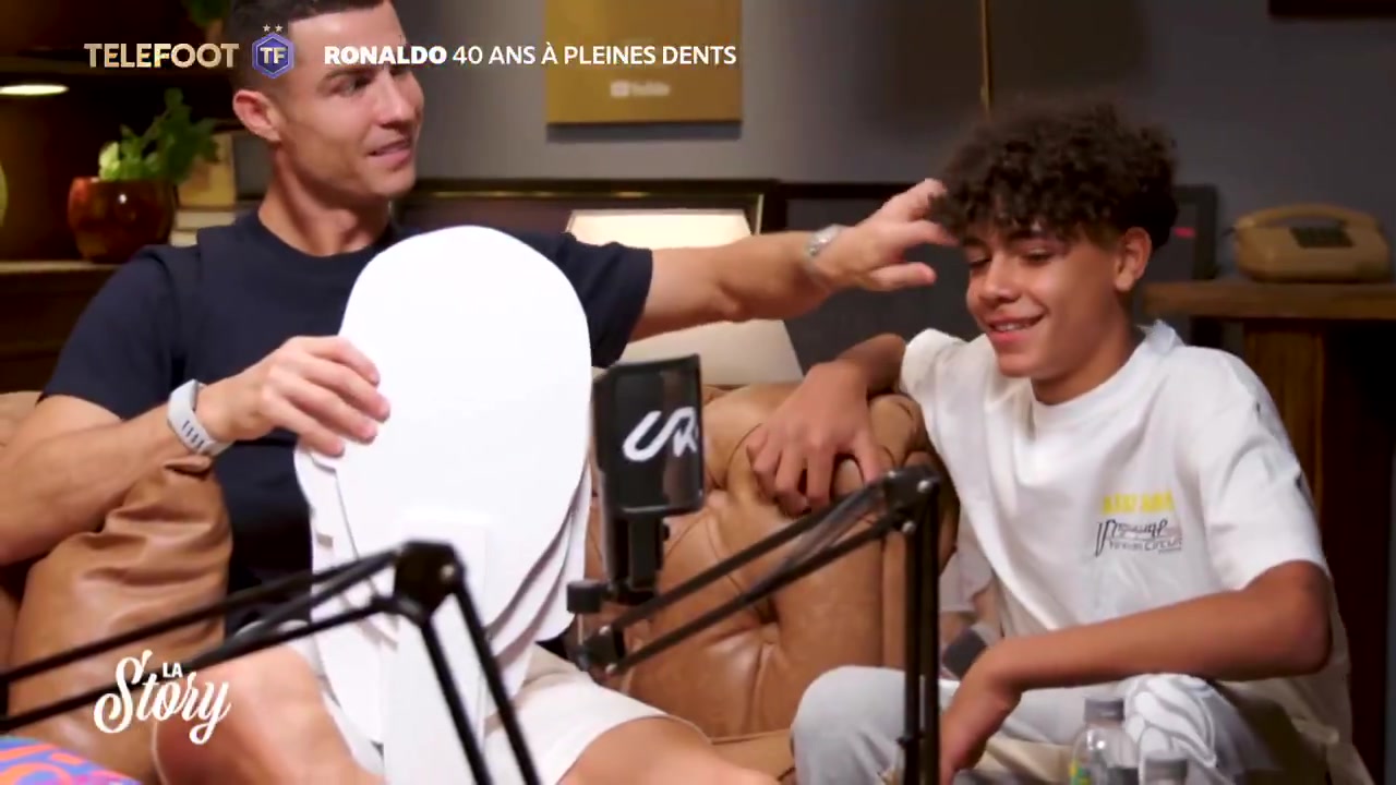 九游会j9官网真人游戏第一品牌C罗&迷你罗父子同台‼️40岁C罗：我很想和我14岁的儿子一起踢球