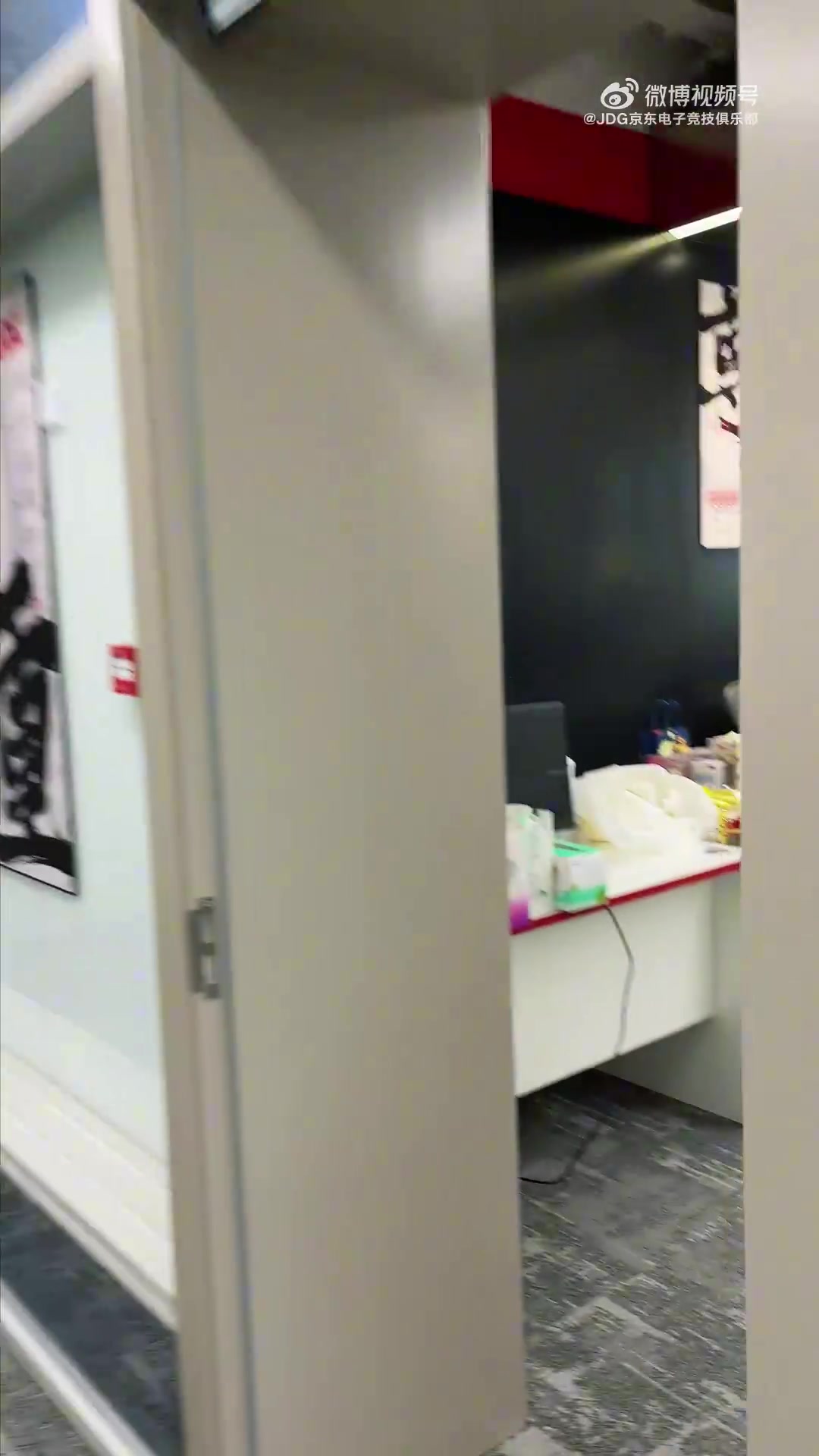 j9九游会老哥俱乐部交流JDG分享赛前Vlog：老朋友Taeyoon来找Peyz玩了