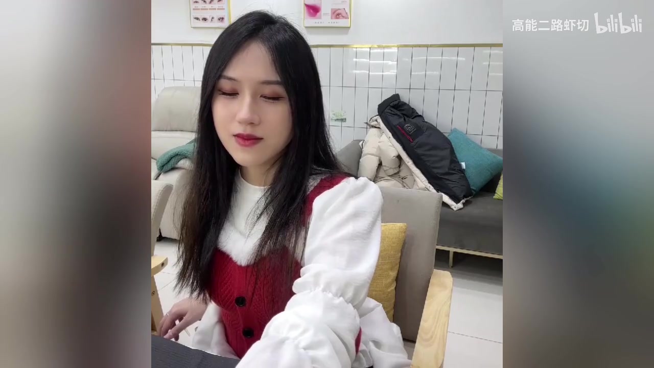 九游会j9官网真人游戏第一品牌这样给人介绍的？😂Suki户外直播 扬言要把icon介绍给80后美甲店老板娘