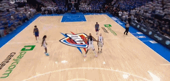 j9九游会老哥俱乐部交流😝消耗成功！杰林威与约基奇卡位纠缠&后者被吹进攻犯规