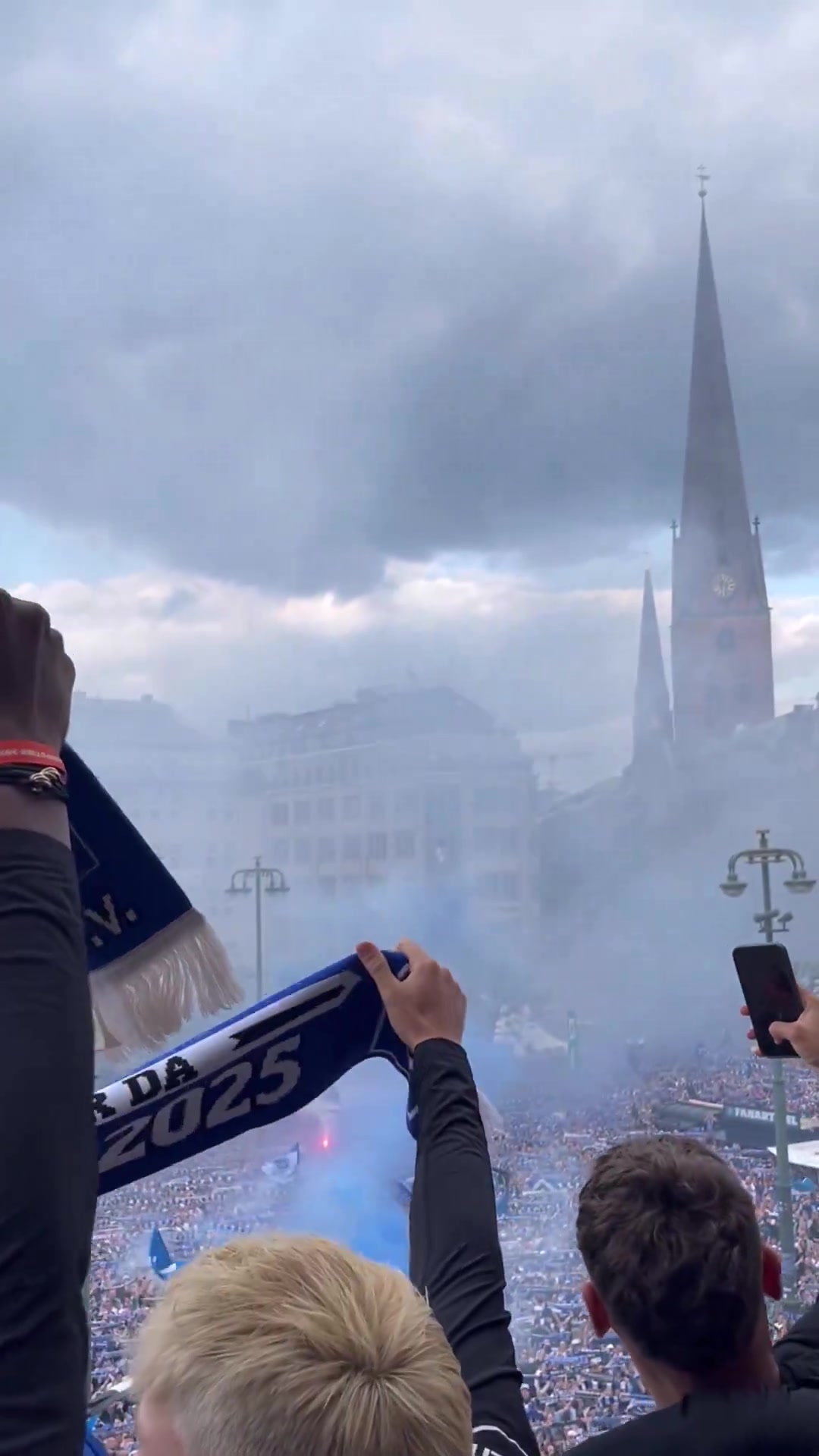 j9九游会官方登录震撼🤯汉堡升入德甲游行庆祝，10万球迷参加！现场气氛爆炸