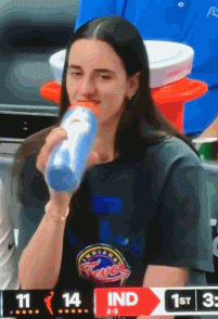 ag九游会亚洲真人第一品牌美丽！狂热VS太阳比赛期间 镜头数次给到因大腿拉伤休战的克拉克