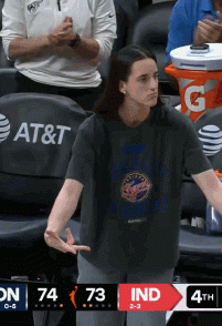 ag九游会亚洲真人第一品牌美丽！狂热VS太阳比赛期间 镜头数次给到因大腿拉伤休战的克拉克